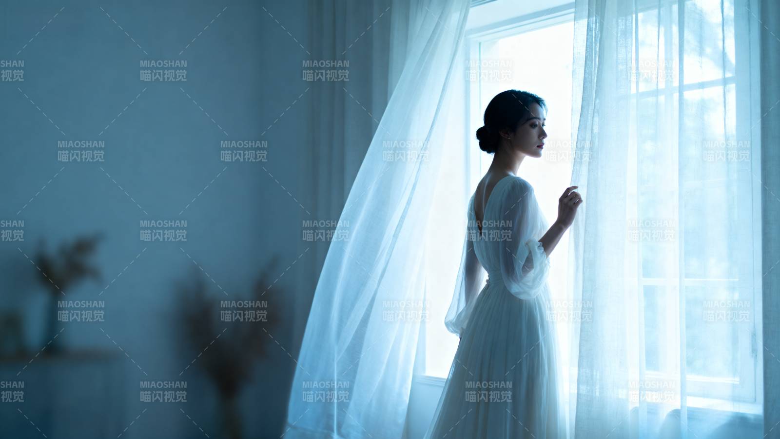 窗边的静谧新娘图片