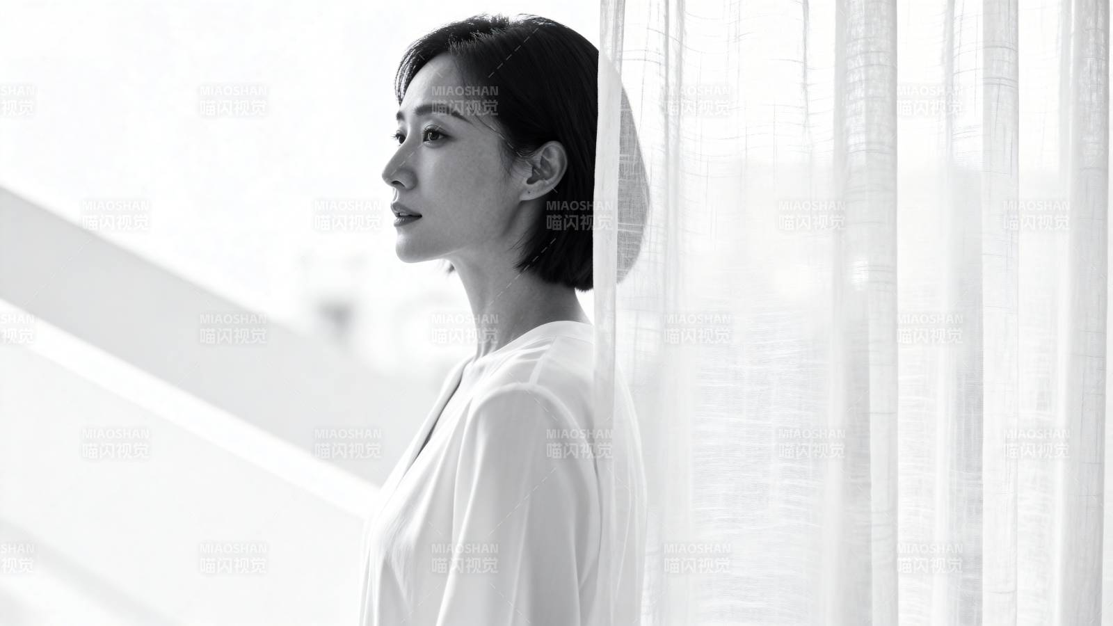 窗边静思的女子图片