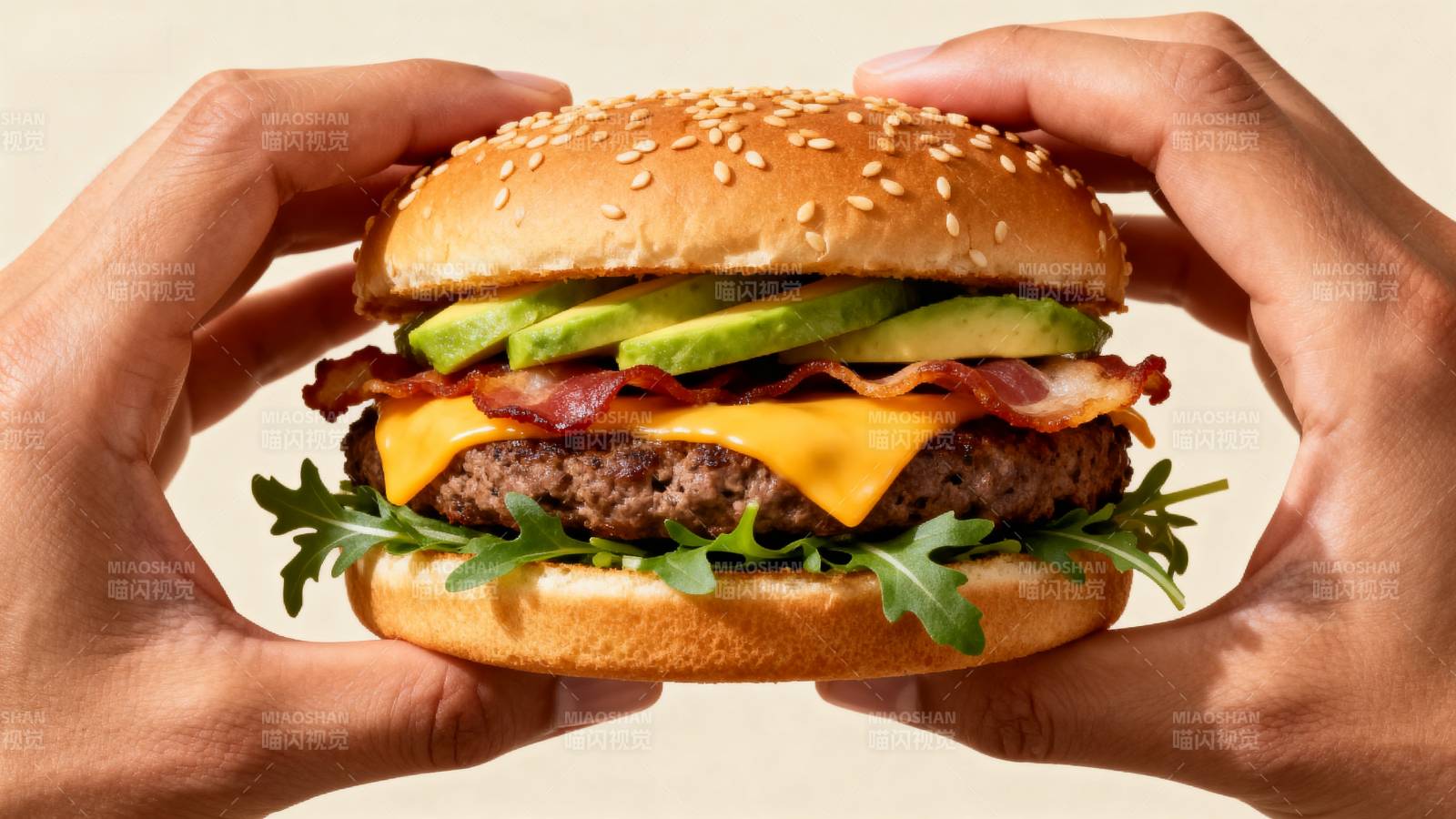 美味汉堡 双手捧着图片