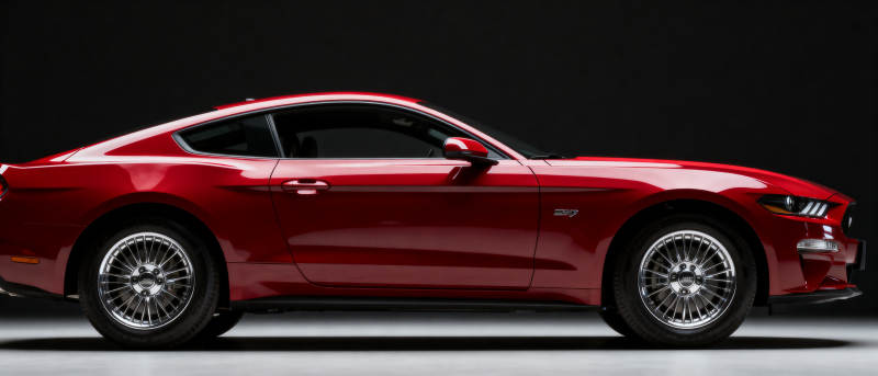 红色野马跑车侧影图片