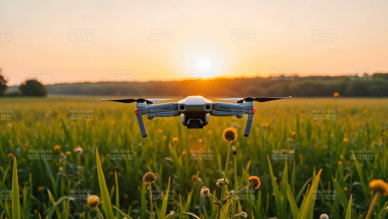 夕阳下无人机飞行图片