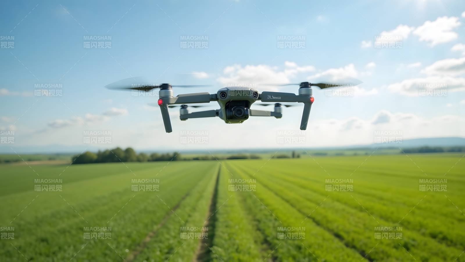 无人机飞越田野图片