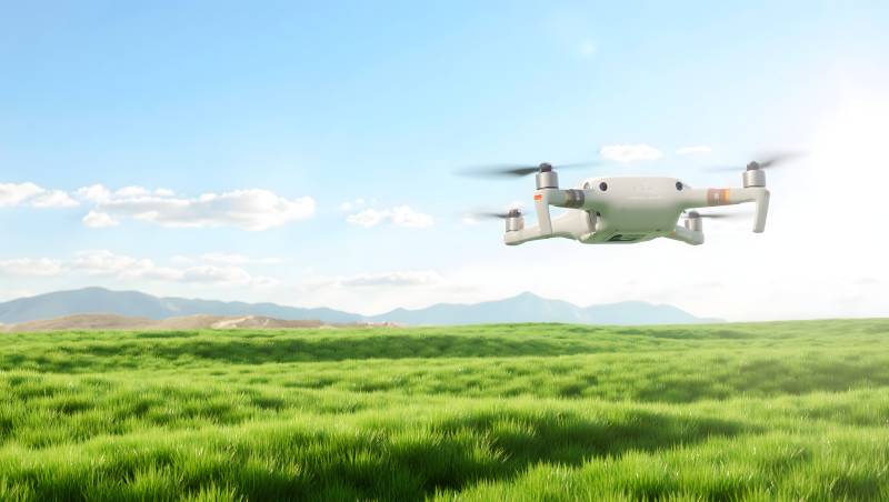 无人机飞越绿野图片