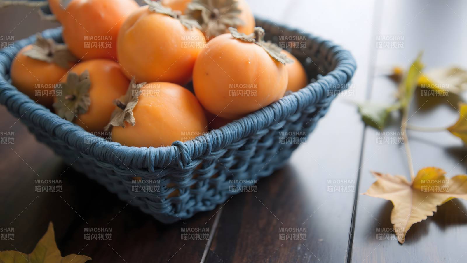 篮中柿子秋意浓图片