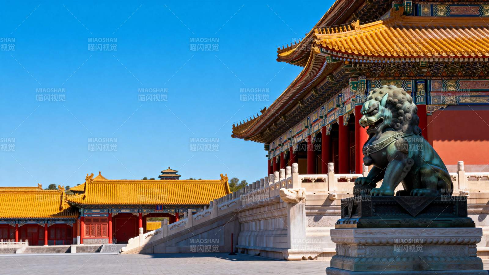 故宫石狮守殿前图片