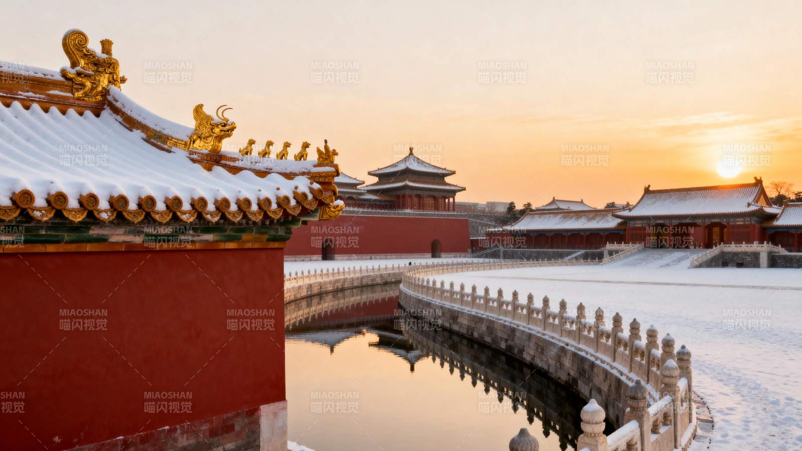 雪映故宫晨曦图片