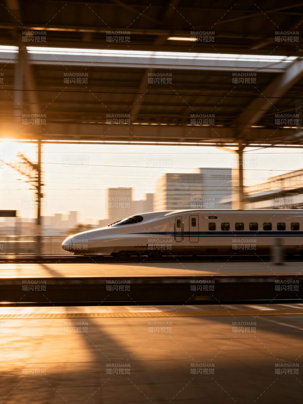 夕阳下的高速列车图片