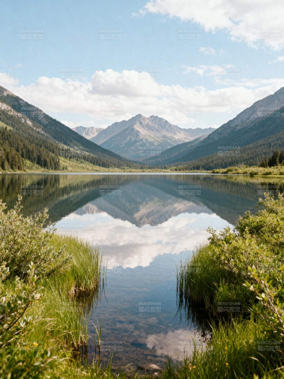 山湖倒影静谧美图片