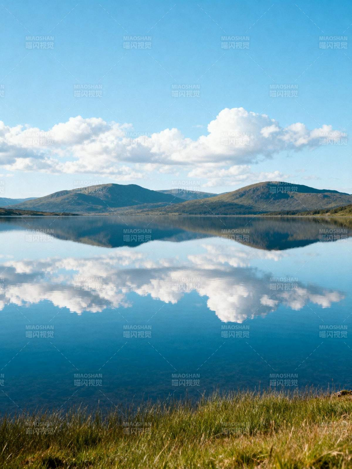 湖光山色镜中映图片