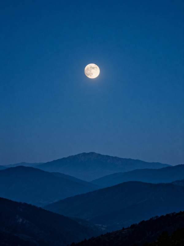 月下山峦静谧夜图片