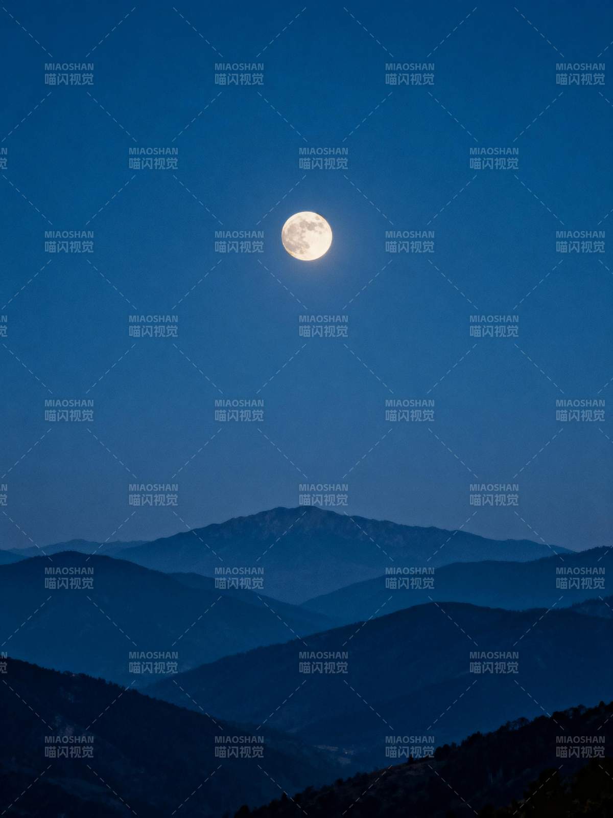月下山峦静谧夜图片