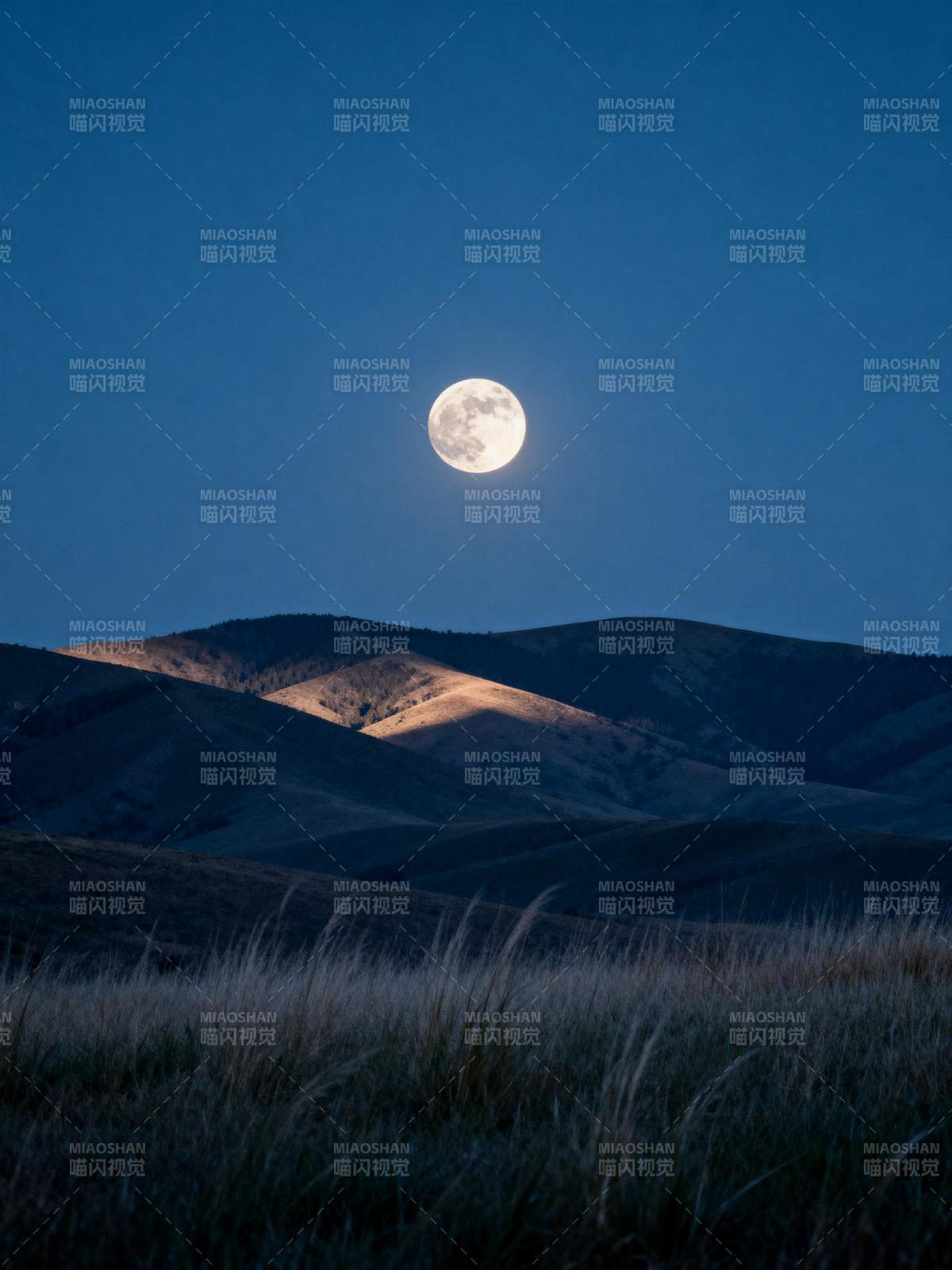 月下山峦静谧夜图片