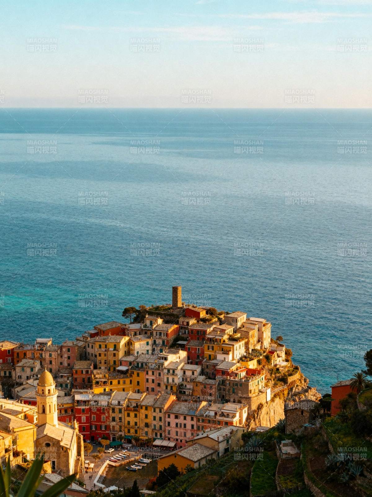 悬崖小镇海景图片