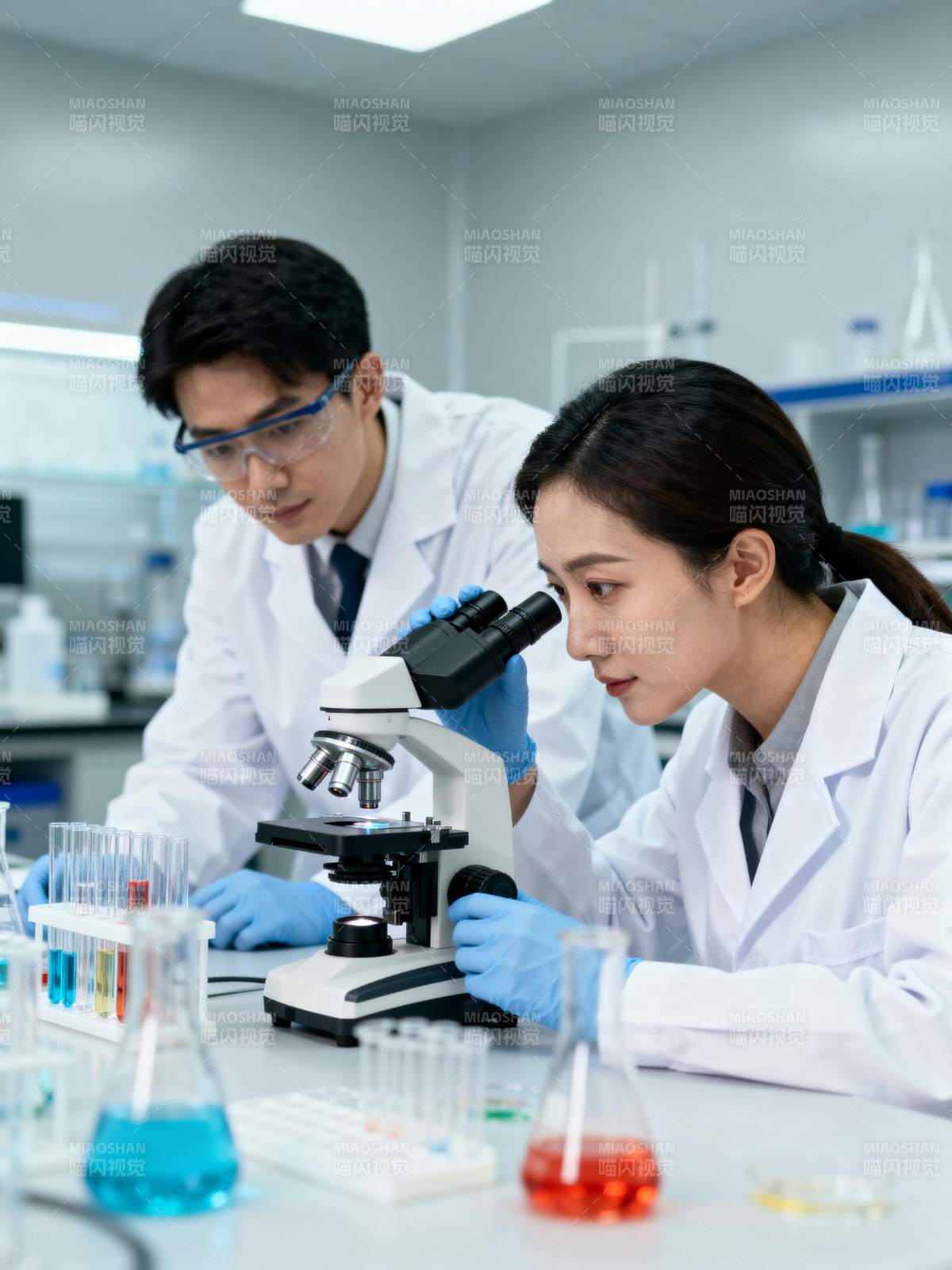 实验室科研瞬间图片