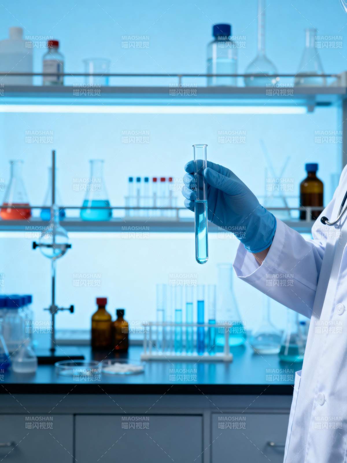 实验室科研瞬间图片