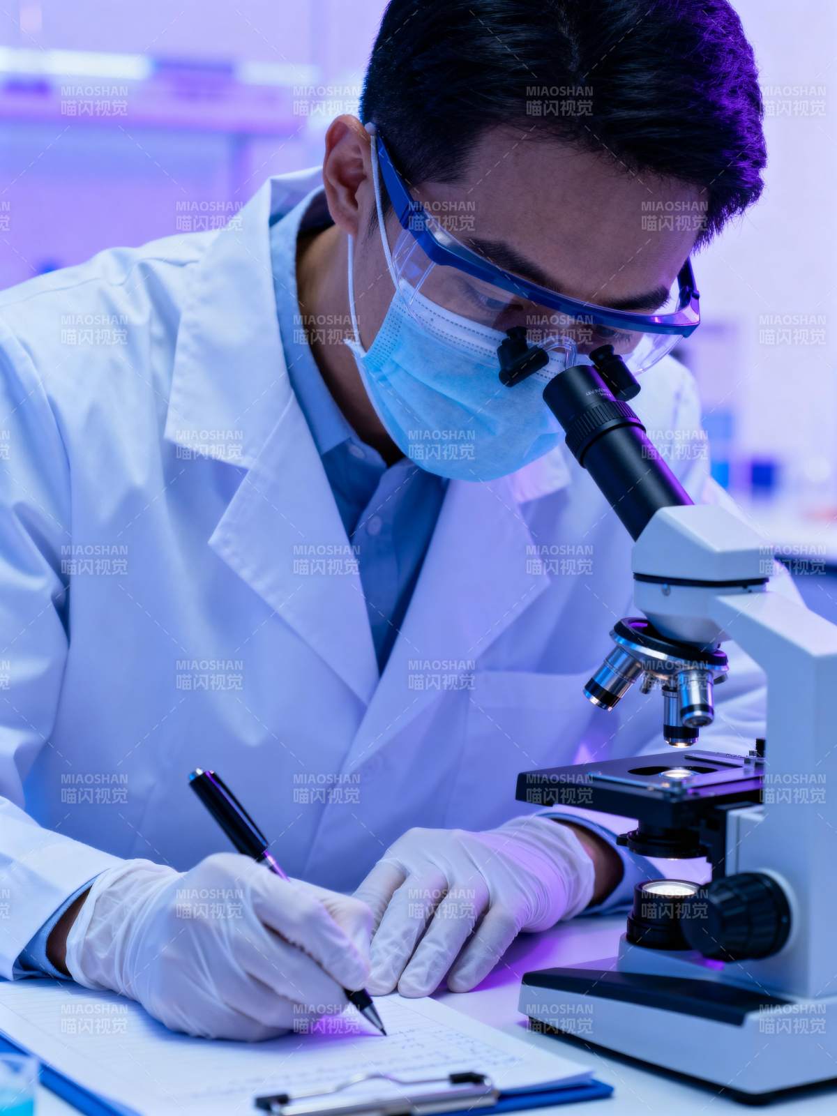 科学家显微镜下研究图片