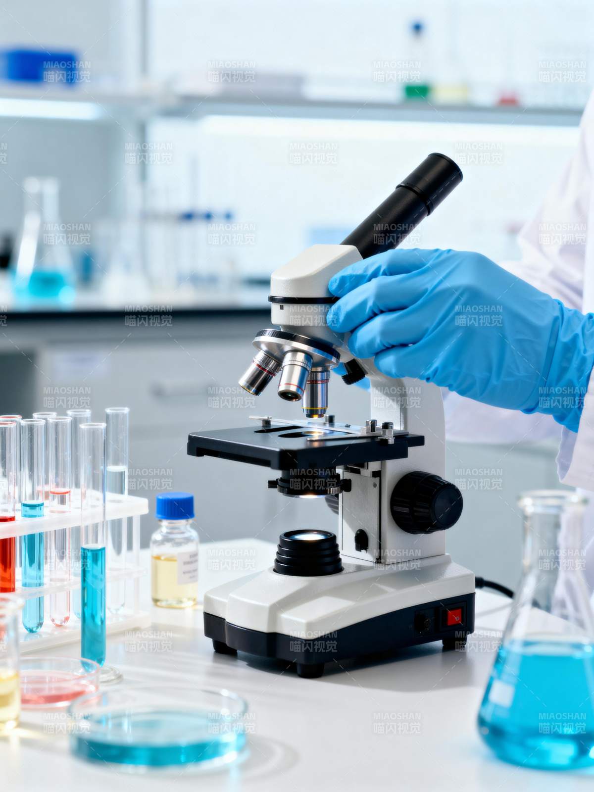实验室显微镜观察图片