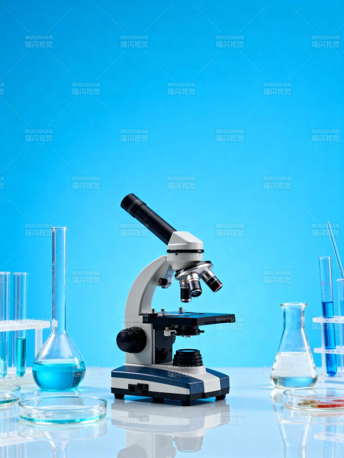 实验室显微镜特写图片