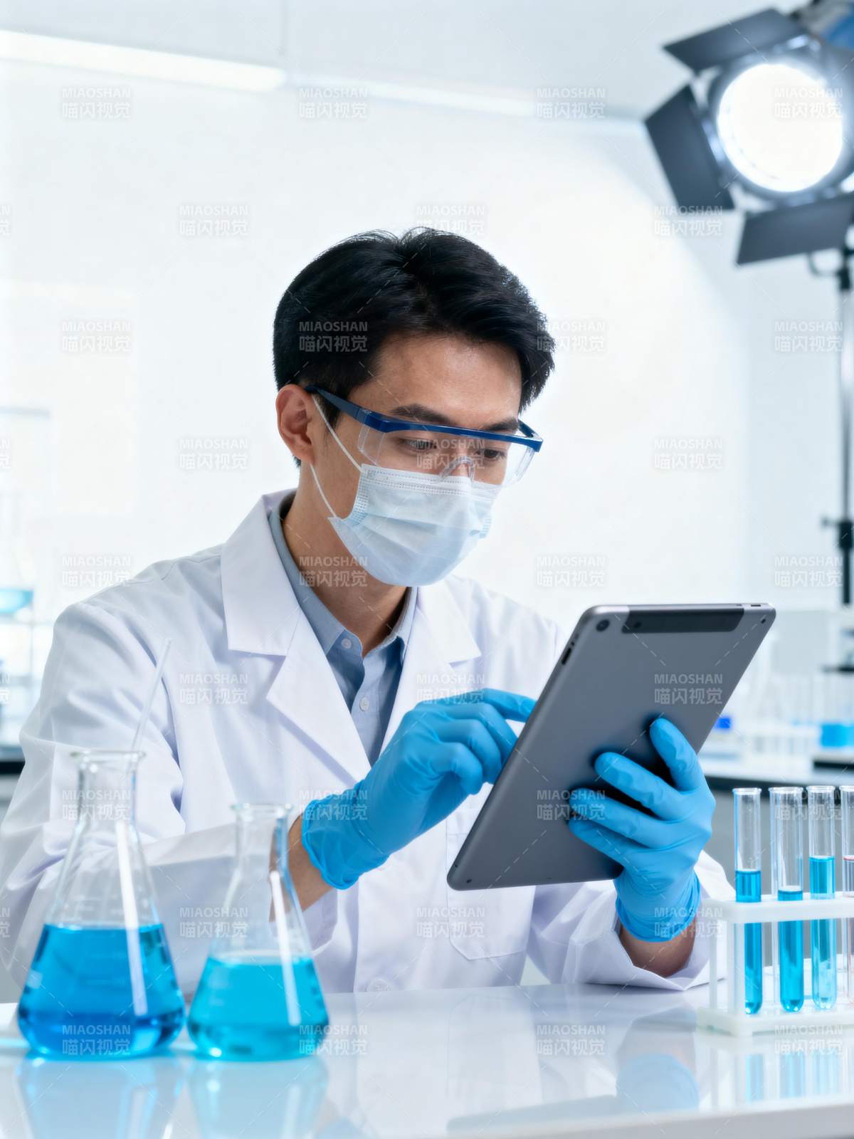 实验室科研人员工作图片