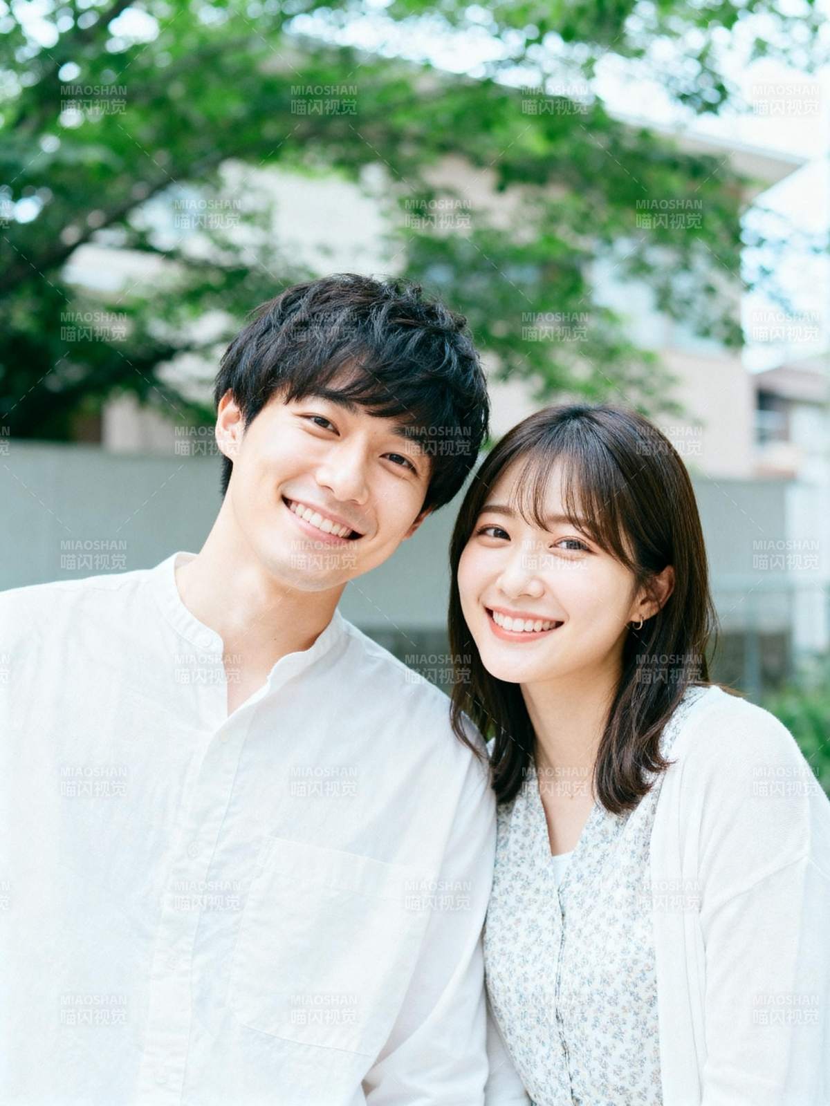 幸福情侣微笑合影图片