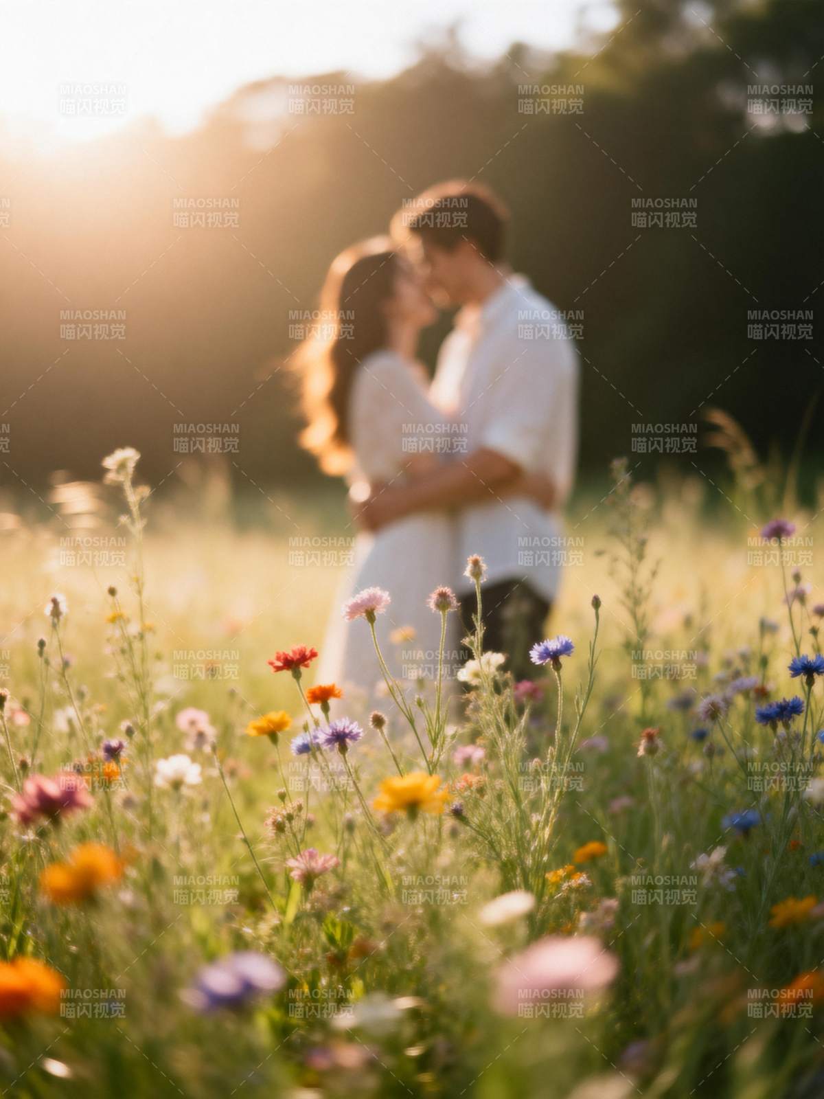 花海中的浪漫拥抱图片