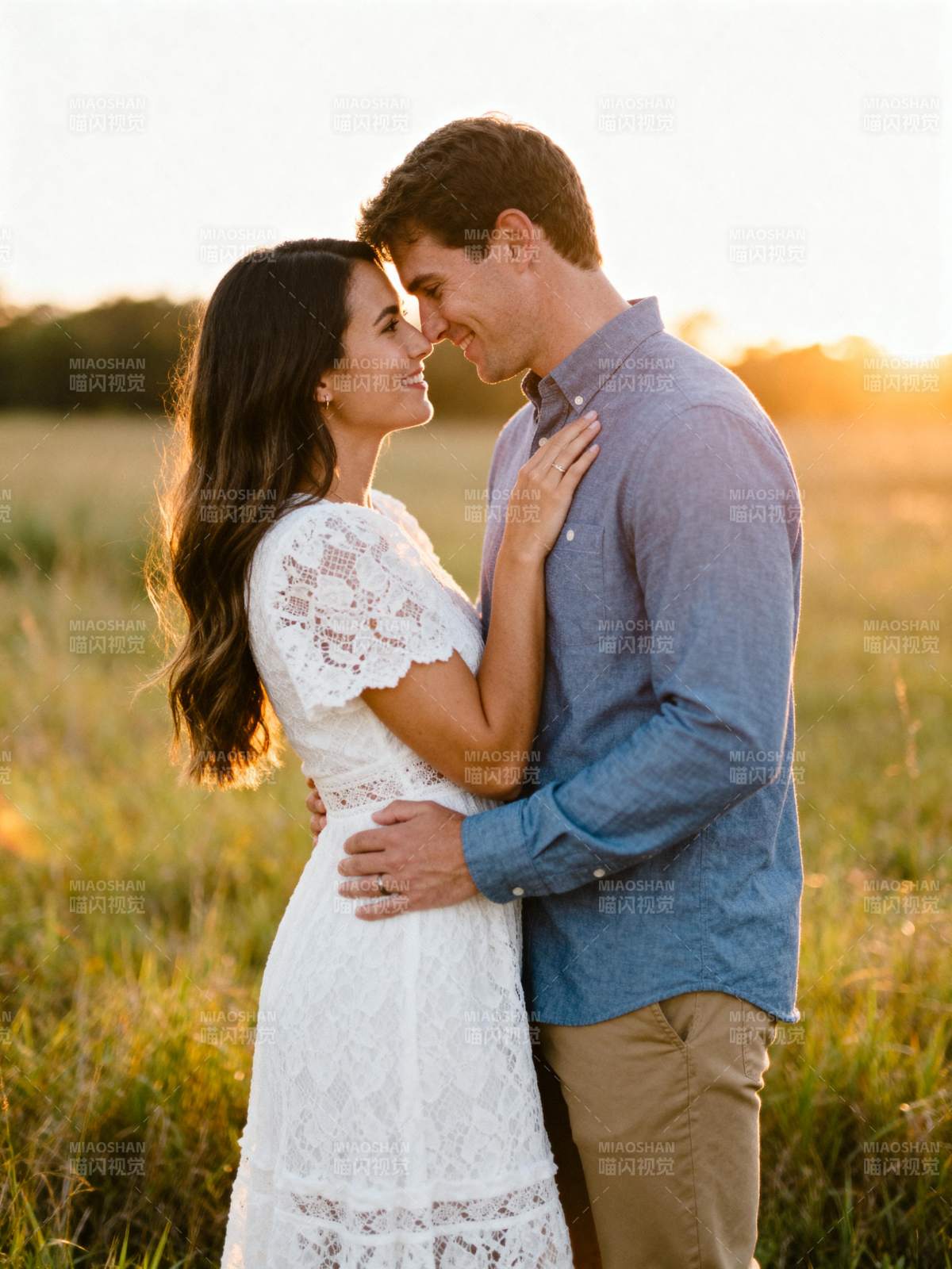 夕阳下的甜蜜拥抱图片