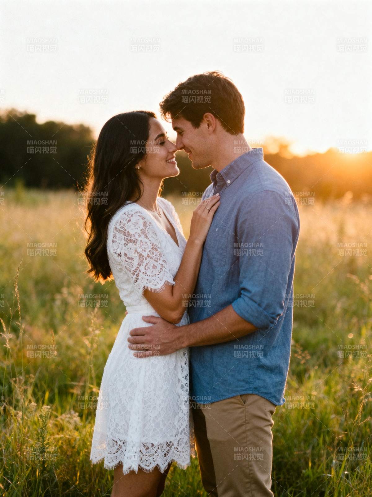 夕阳下的甜蜜恋人图片