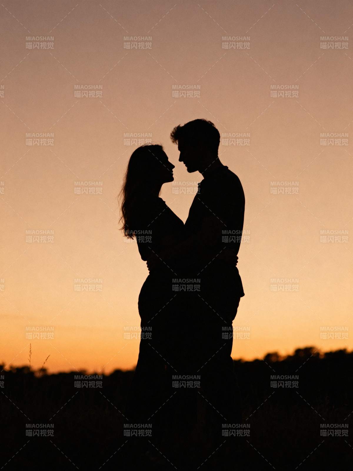 夕阳下的恋人剪影图片