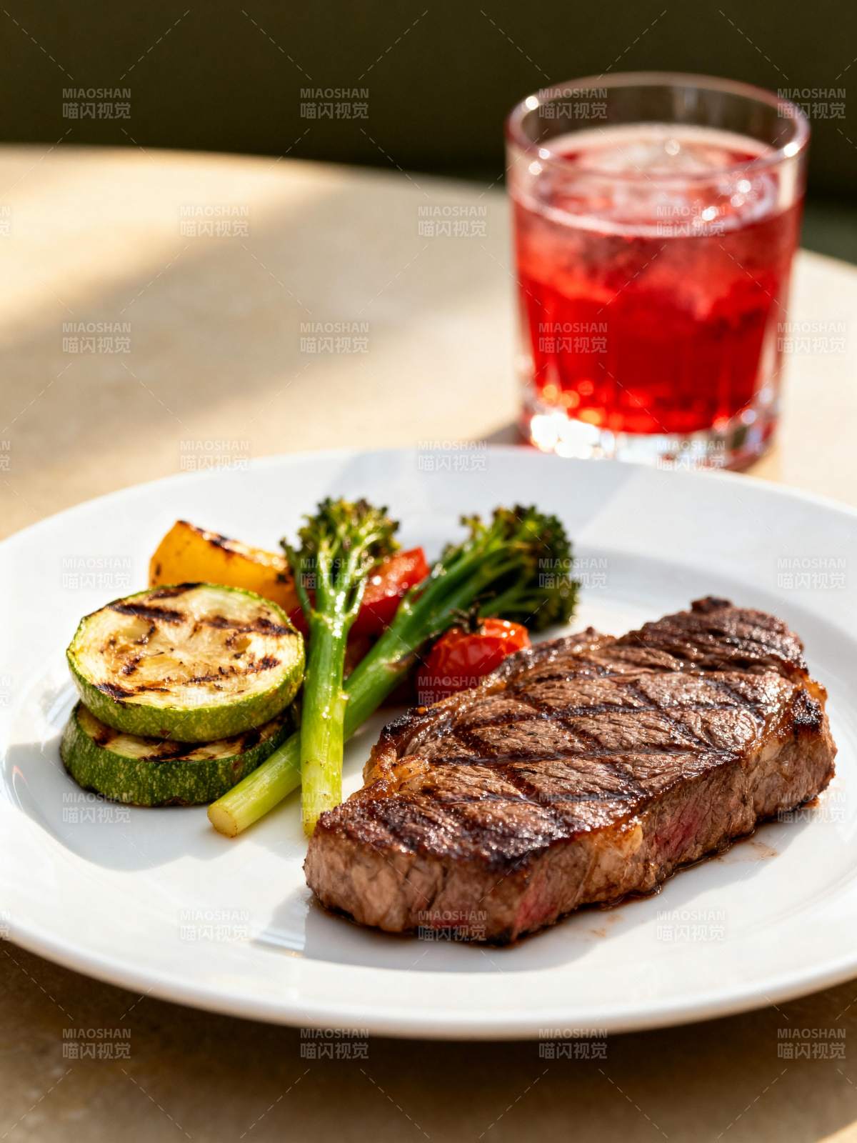 牛排配烤蔬菜图片