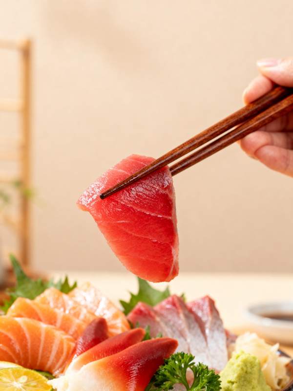 鲜美刺身 筷子夹起图片