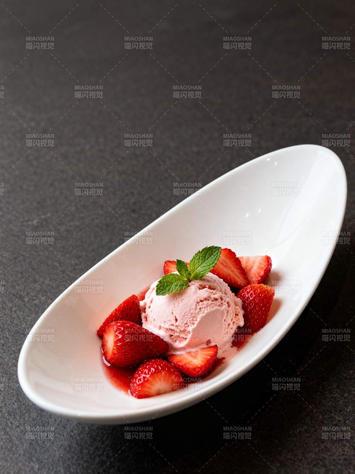 草莓冰淇淋甜品图片