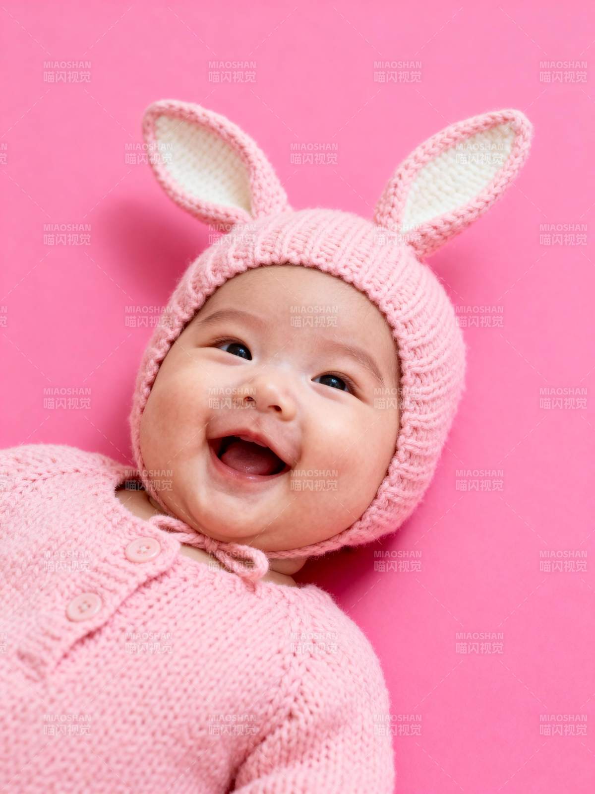 萌宝兔耳笑颜图片