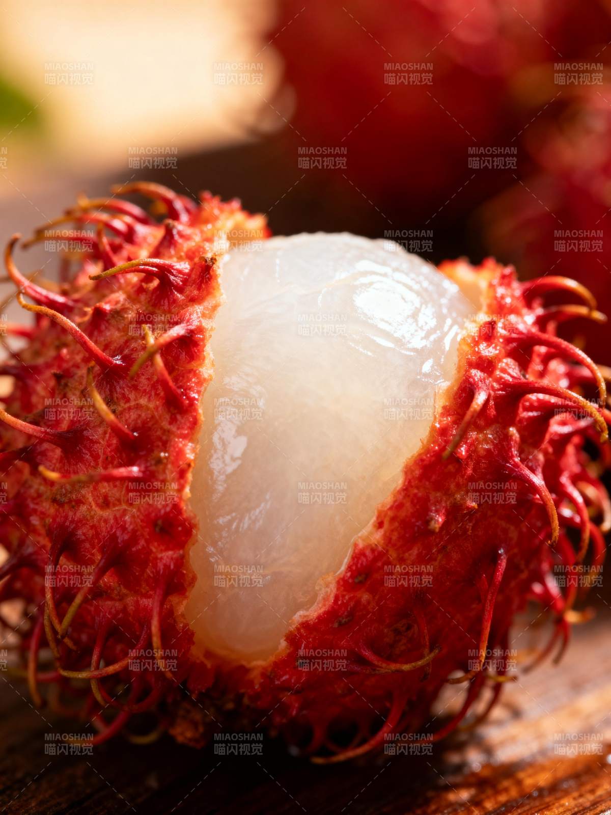 红毛丹果肉晶莹图片