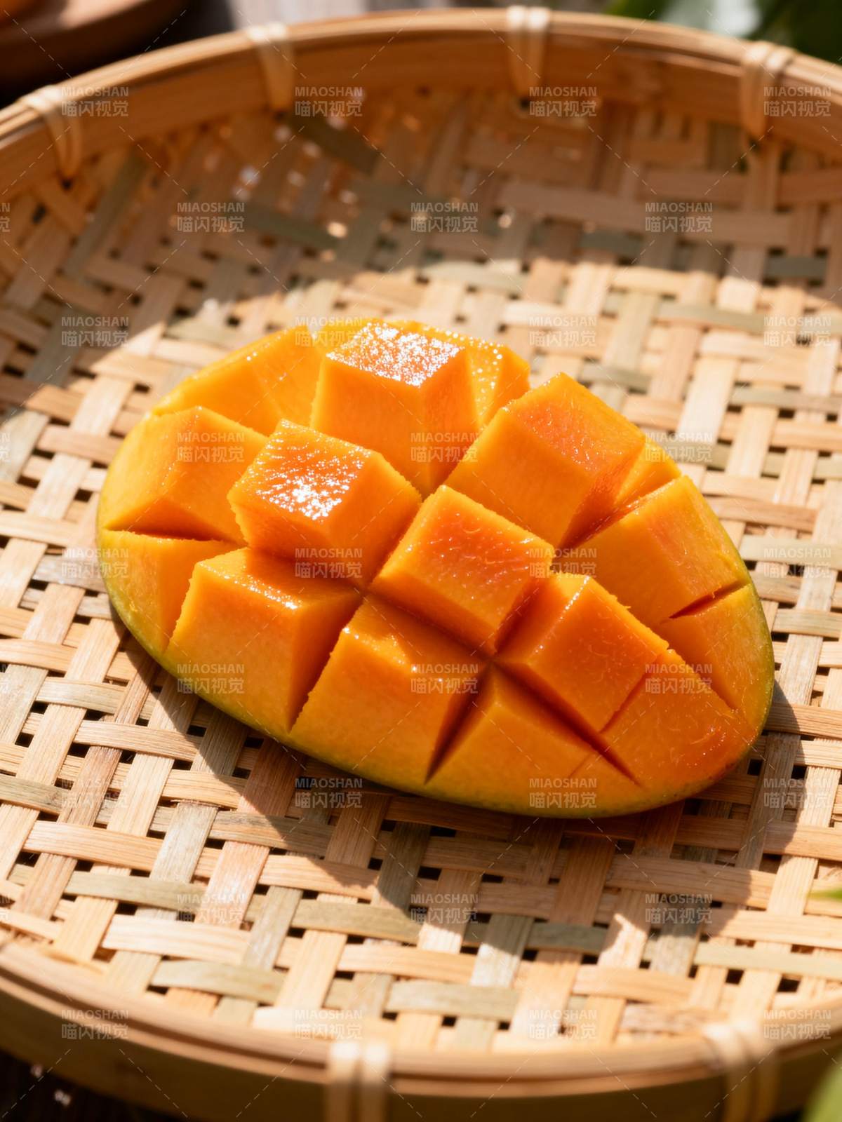 芒果切块置于竹篮图片