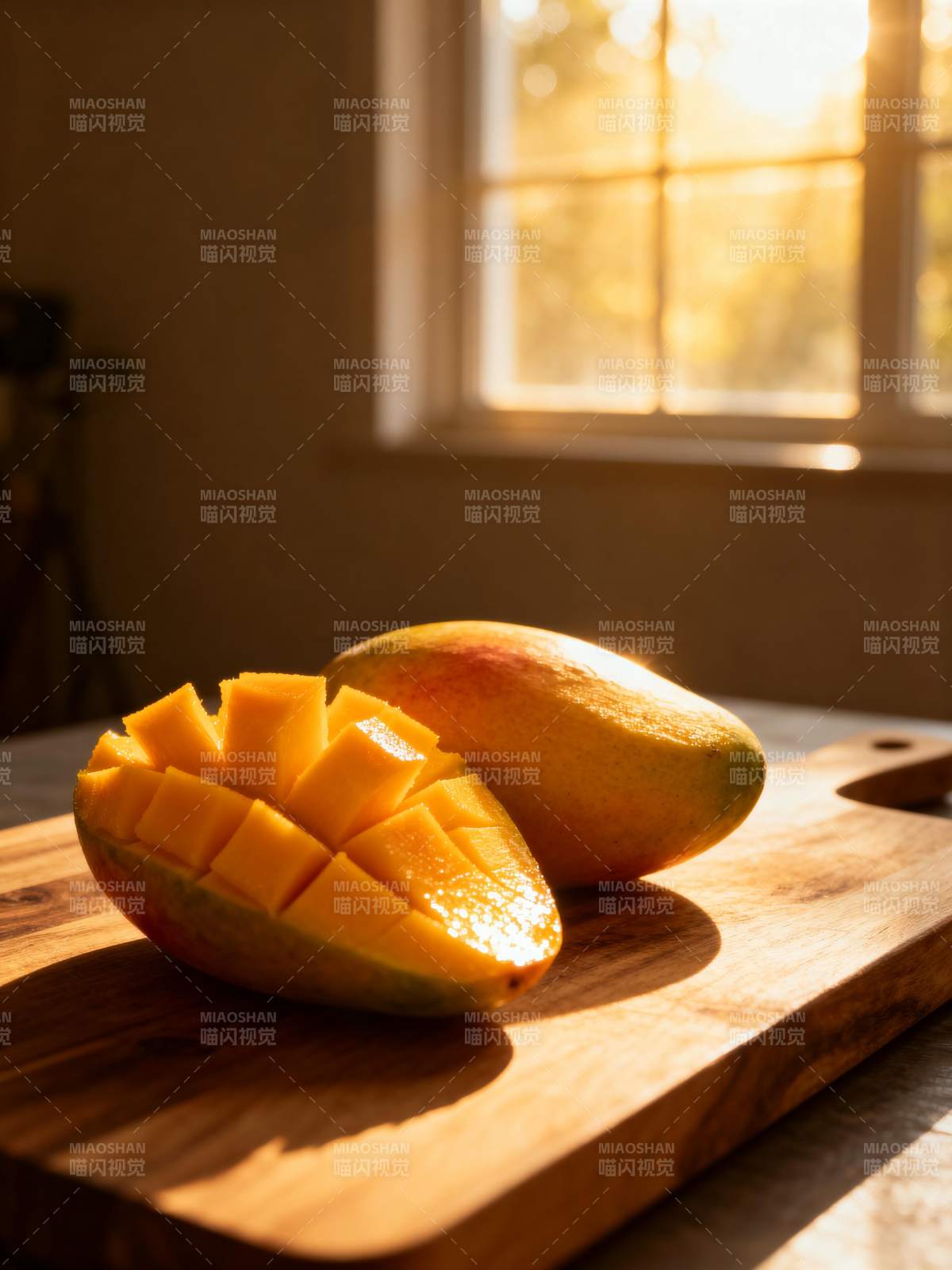 阳光下的芒果切片图片