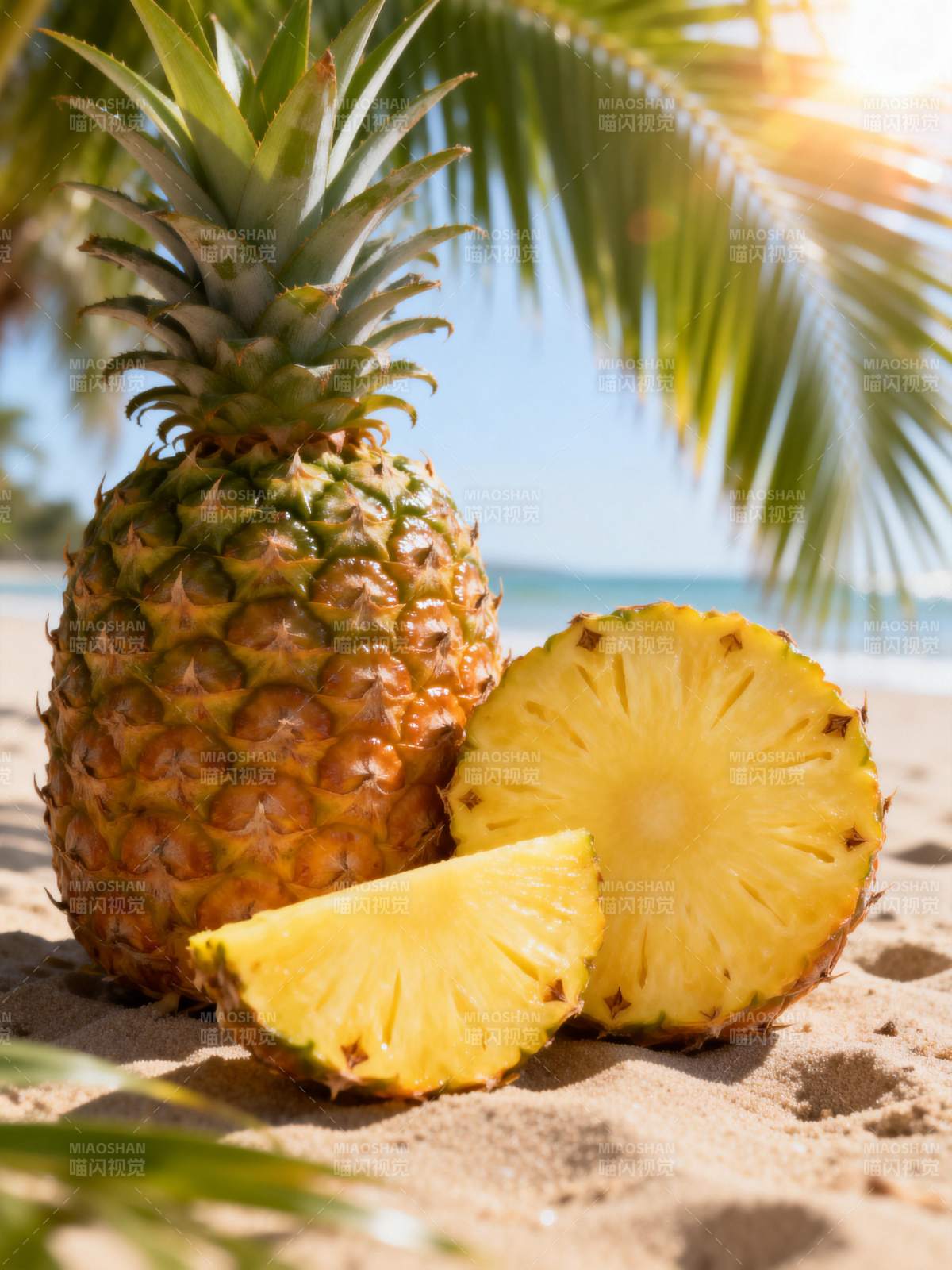 沙滩上的菠萝图片