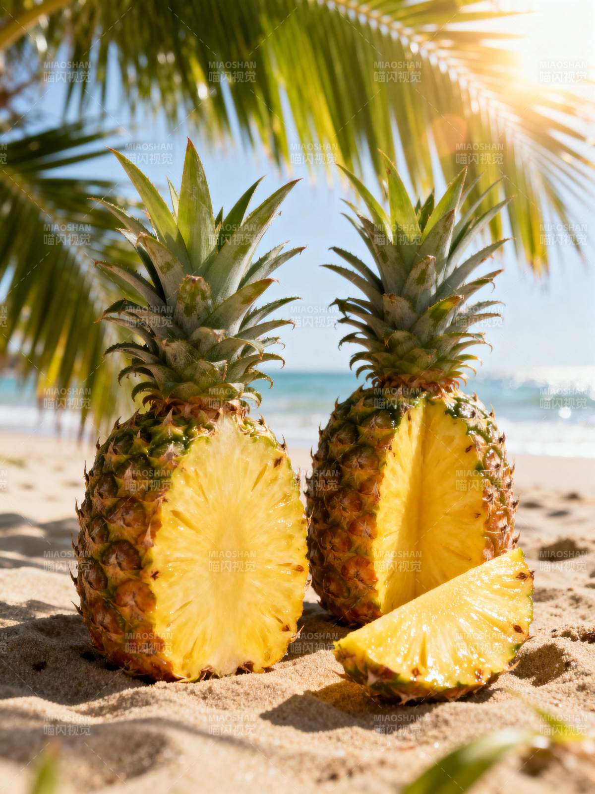 沙滩上的菠萝图片