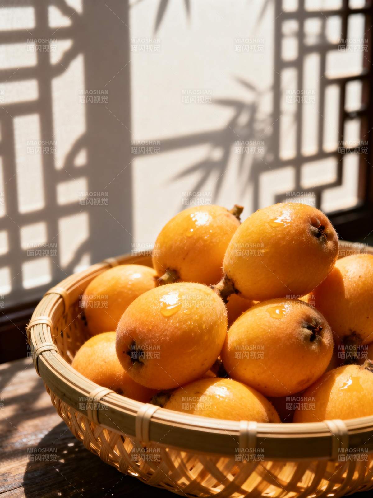 枇杷满篮光影斑驳图片