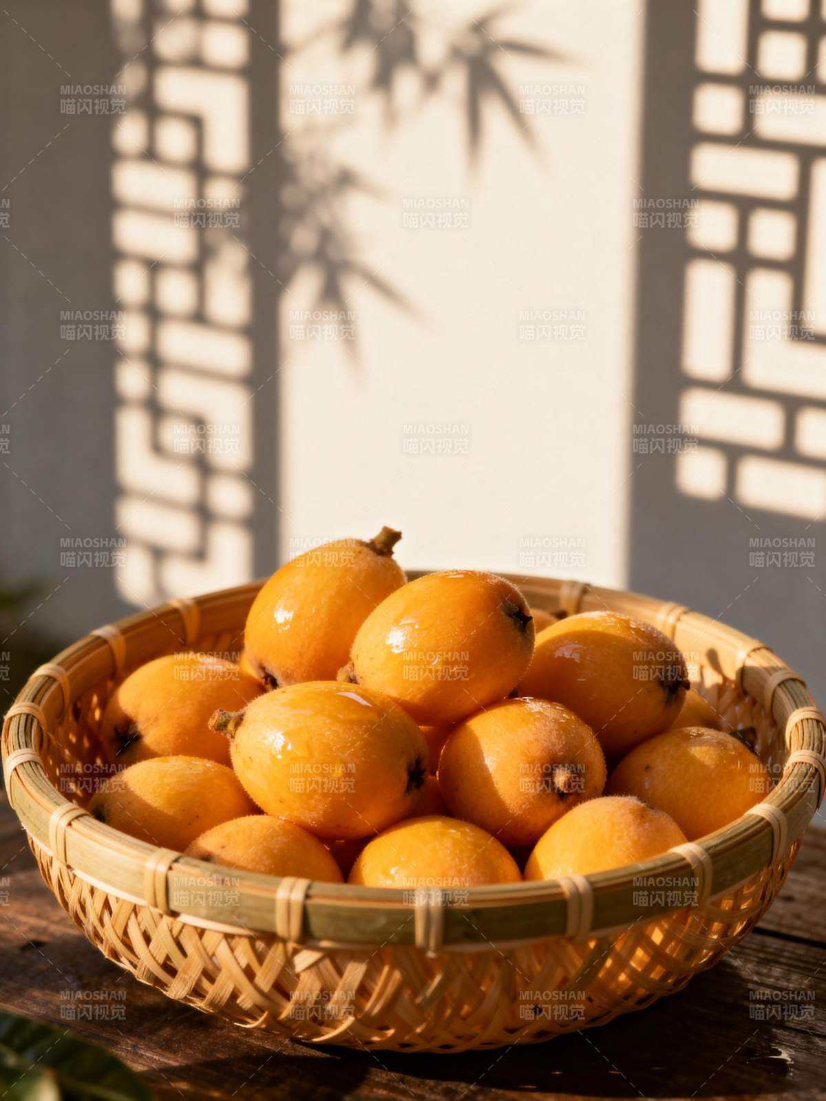 枇杷满篮 光影斑驳图片