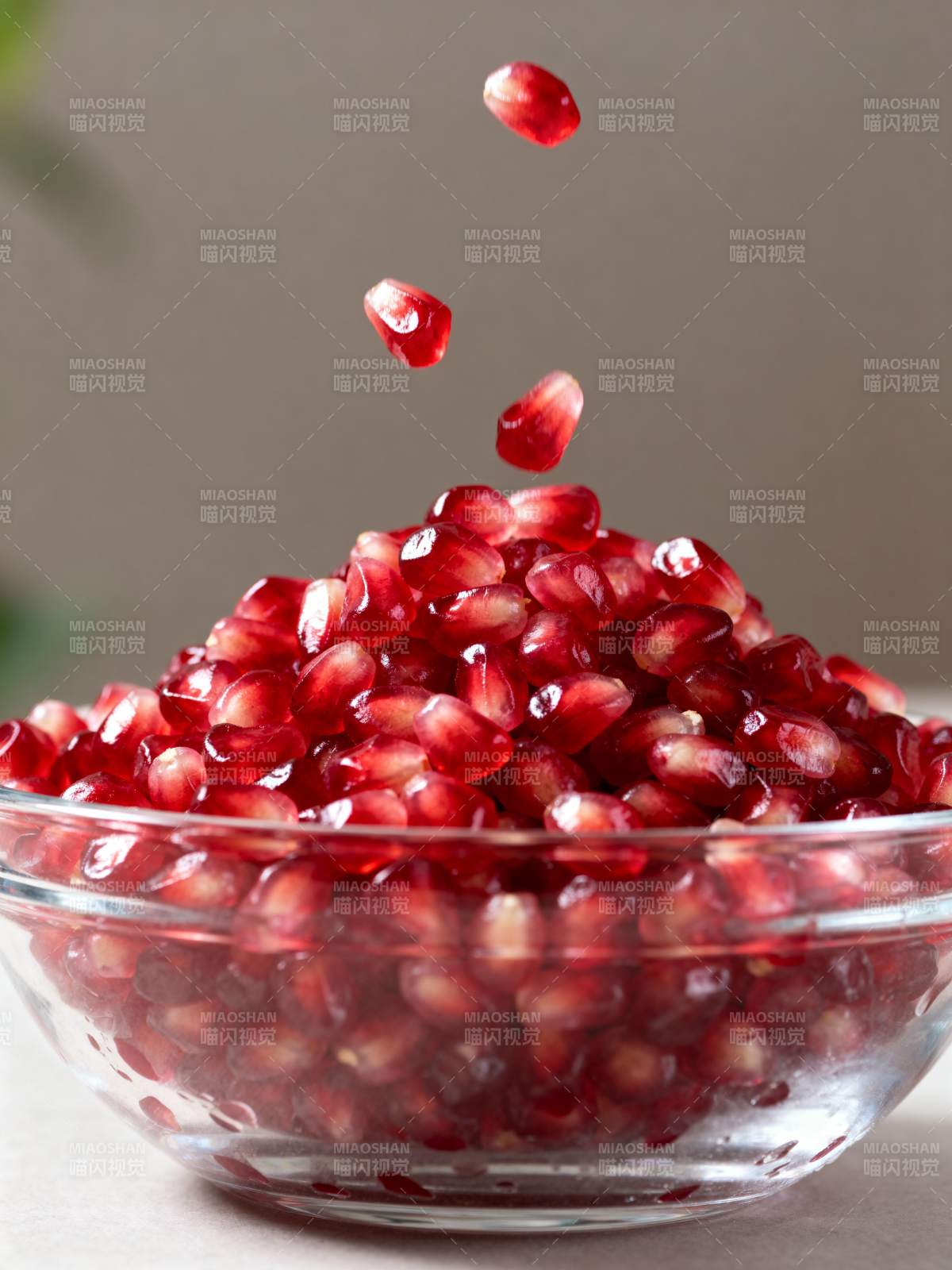 石榴籽飞溅入碗图片