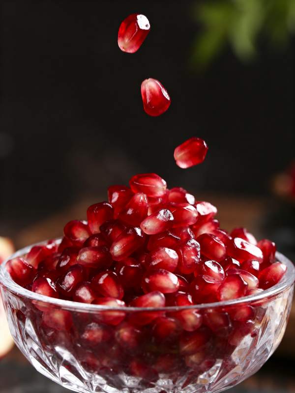 石榴籽飞溅入碗图片