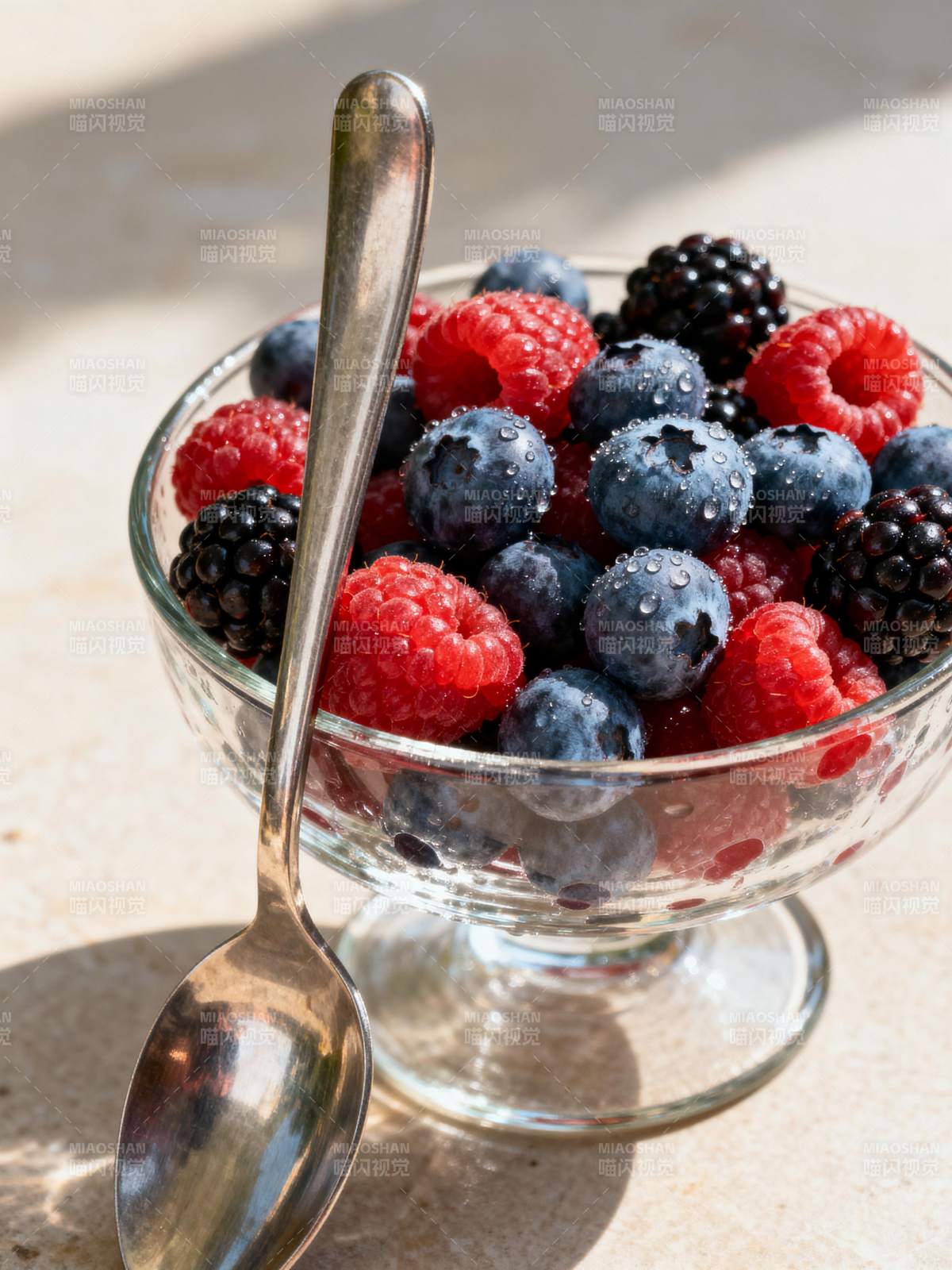 新鲜浆果拼盘图片