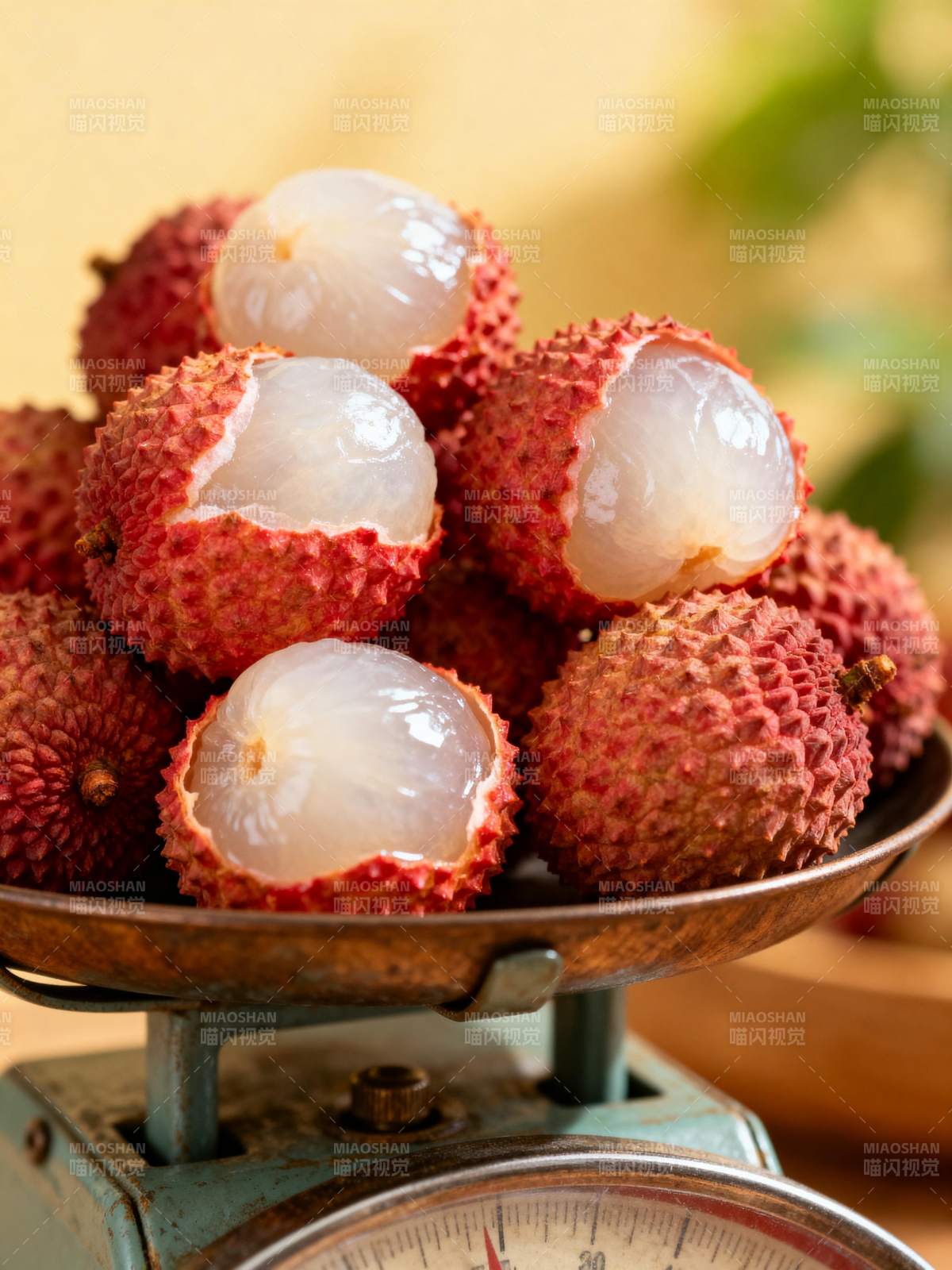 新鲜荔枝称重图片