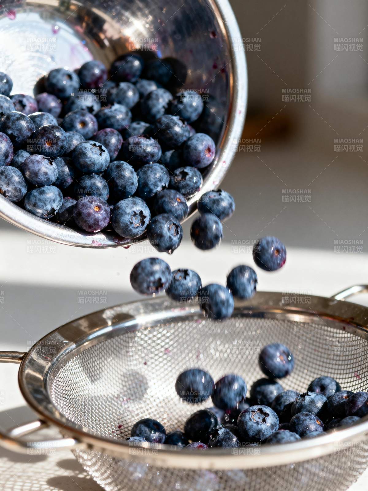 蓝莓倾泻入筛图片