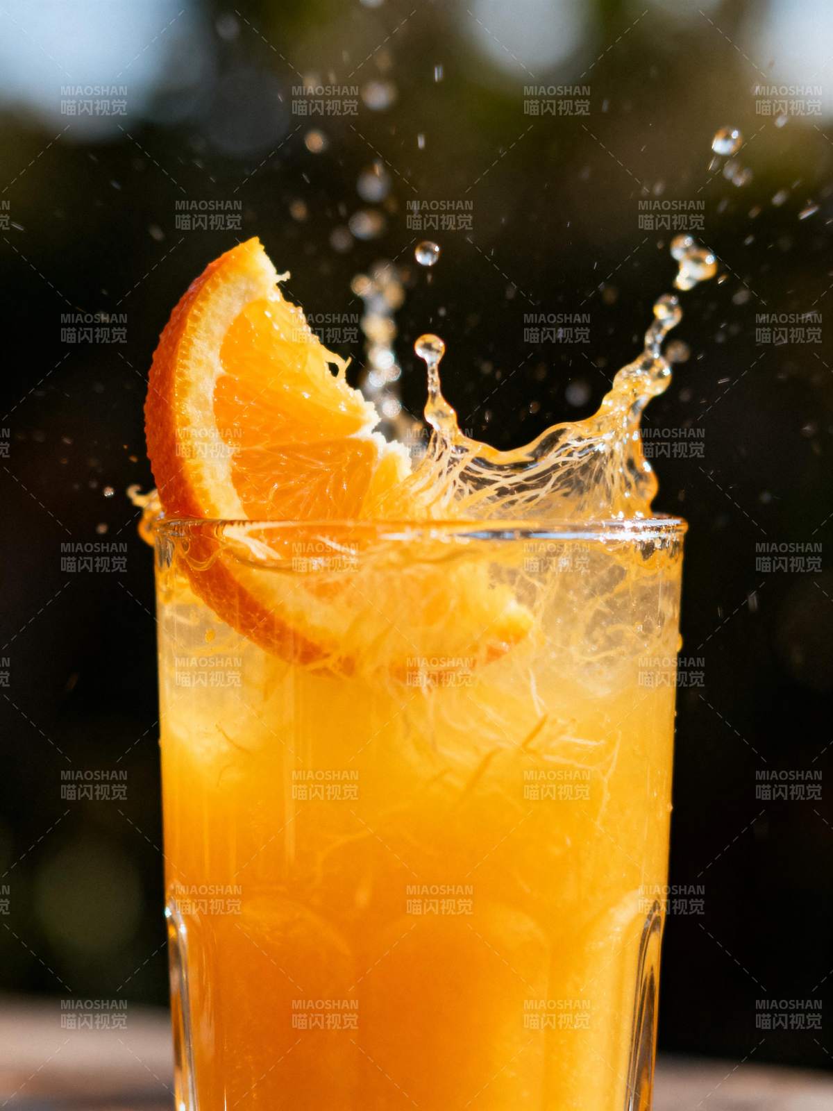 橙汁飞溅瞬间图片
