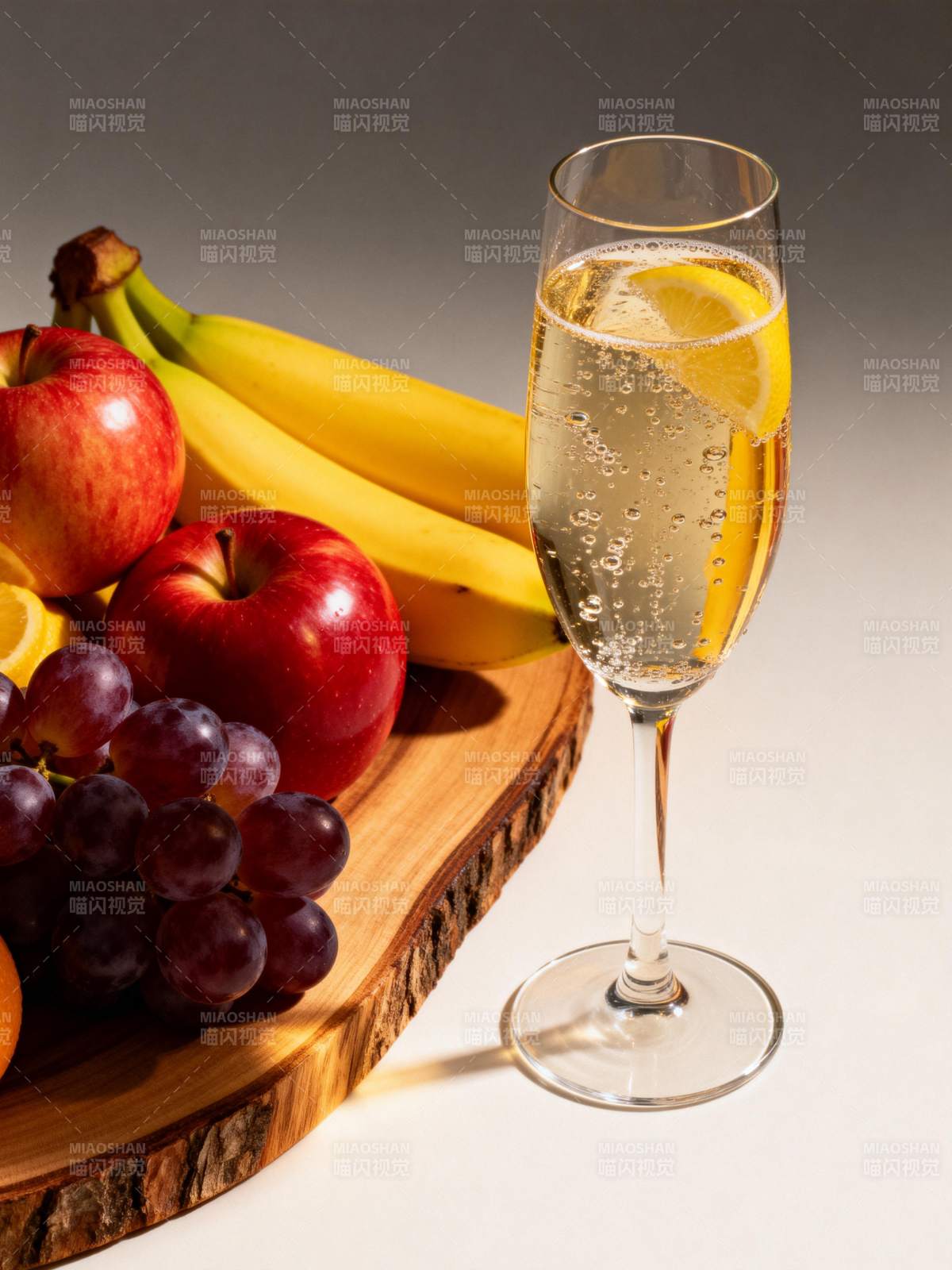 水果与香槟的静谧时光图片