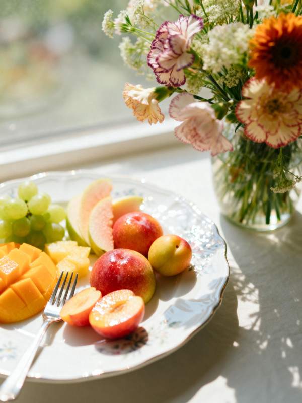 果盘与花束静谧时光图片