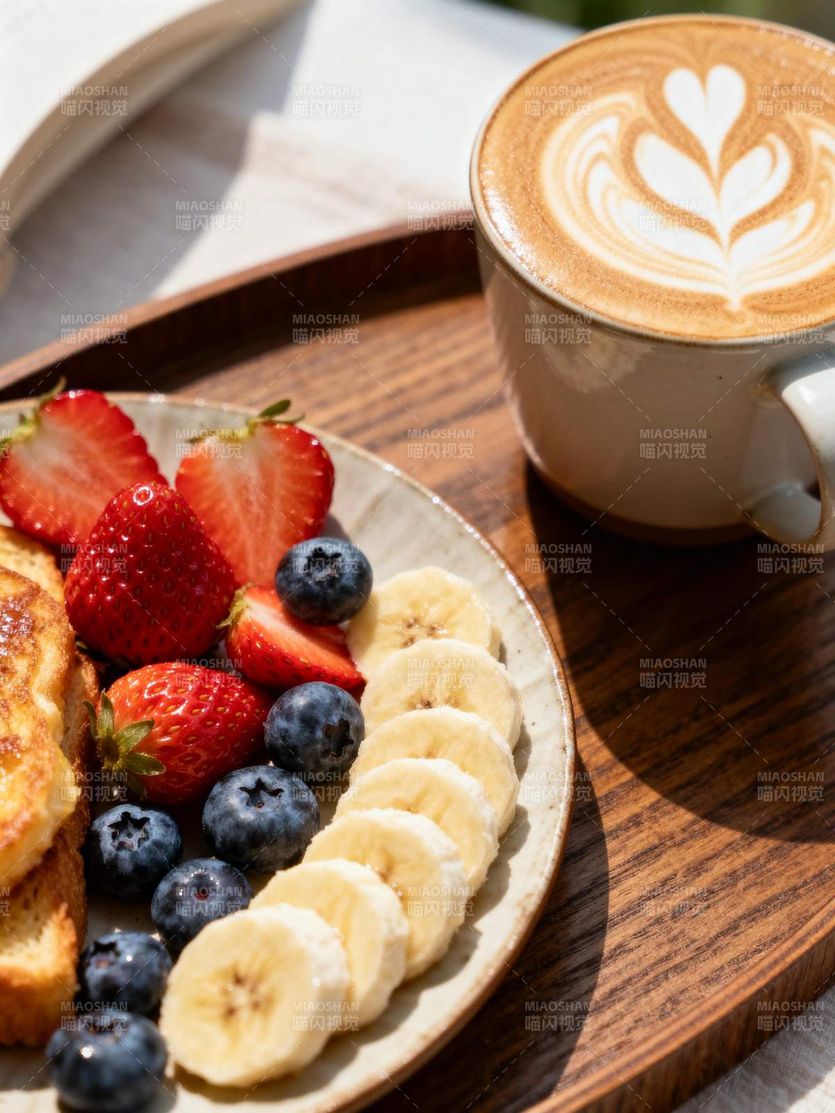 水果拼盘配拉花咖啡图片