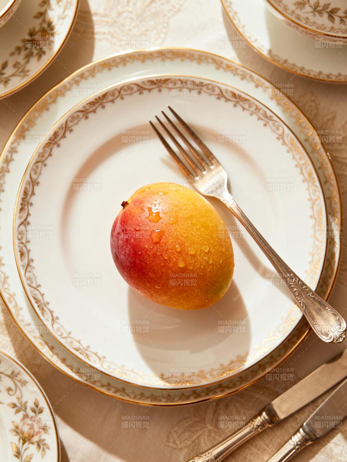 芒果静置盘中图片