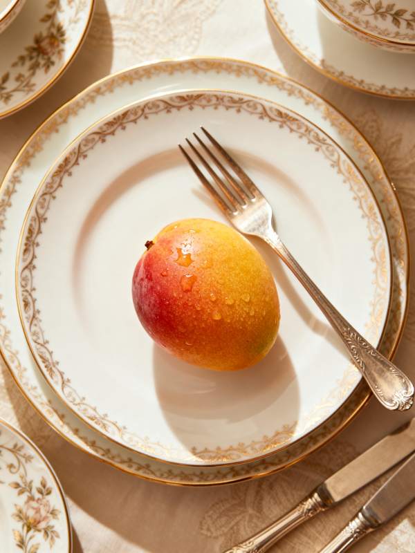 芒果静置盘中图片